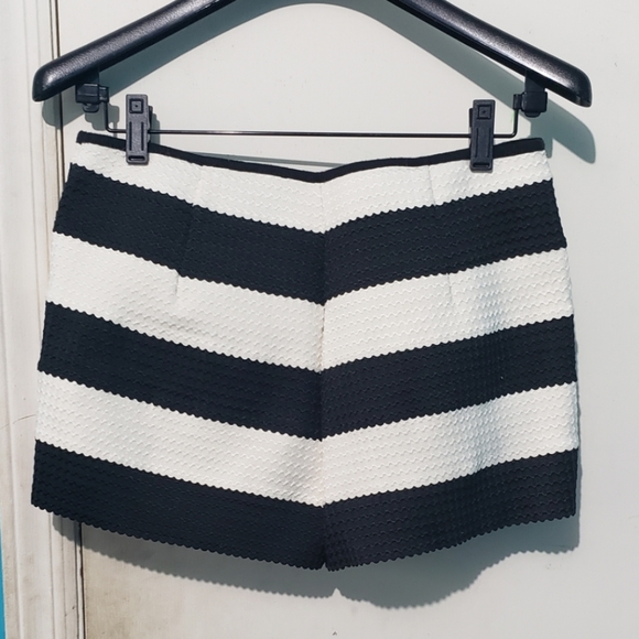 SOLD- Black and White Striped Summer Shorts- Sz M - Picture 3 of 6